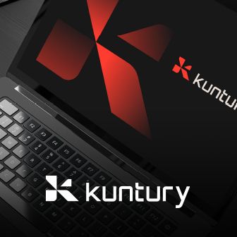 Laptop mostrando logotipo de Kuntury en pantalla negra con acentos rojos