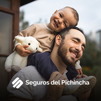 Padre sonriendo con su hijo pequeño sobre los hombros sosteniendo un peluche, logotipo de Seguros del Pichincha