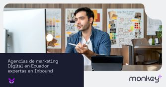 Ejecutivo presentando estrategia de marketing digital en oficina creativa