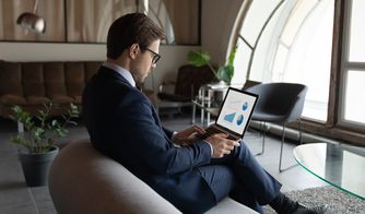 Ejecutivo revisando gráficos y métricas en una computadora portátil