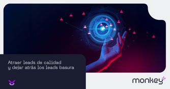 Persona frente a laptop con imán atrayendo íconos de redes sociales y likes