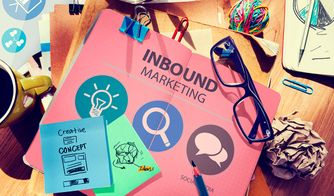 Mano girando perilla con indicador en nivel alto de tráfico web