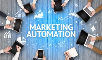 Personas usando laptops y tablets alrededor del texto marketing automation