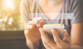 Ilustración de engranajes y herramientas digitales conectadas