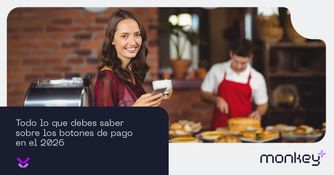 Mujer sonriendo en una cafetería usando su celular para pagos