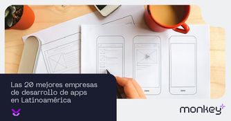Persona usando su teléfono con icono de búsqueda en pantalla