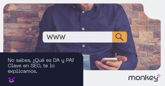 Hombre sosteniendo celular y taza frente a barra de búsqueda web