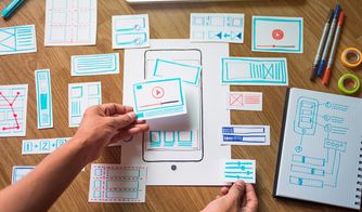 Capacitadora dando una charla sobre marketing digital a un grupo