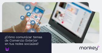 Persona usando celular y laptop con iconos de redes sociales emergiendo en la pantalla