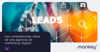 Ejecutivo señalando la palabra leads con íconos de marketing digital