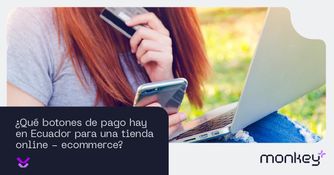Mujer realizando compras digitales con tarjeta y celular