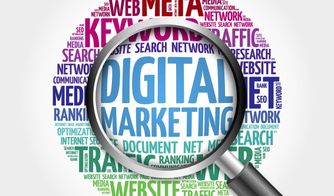 Lupa sobre un fondo con palabras relacionadas a marketing digital