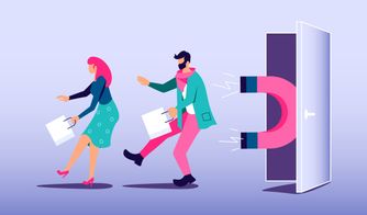 Cuaderno con la frase customer journey escrito en la hoja junto a bolígrafos y laptop