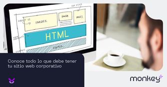Hombre mirando pantalla de computador con esquema de sitio web en HTML