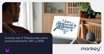 Equipo de personas trabajando en mesa con laptops y documentos