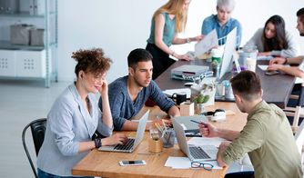 Grupo de personas trabajando en equipo en oficina de marketing