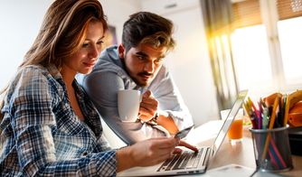 Ilustración de un imán atrayendo personas con bolsas de compra