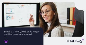 Persona señalando pantalla digital con íconos de usuarios y conexiones virtuales