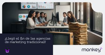Personas en oficina moderna comparando marketing digital con televisión y periódicos