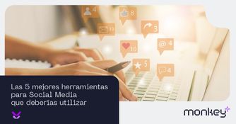 Persona escribiendo en laptop con notificaciones de redes sociales flotando