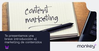 Cuaderno con la frase content marketing y bolígrafo junto a un teclado