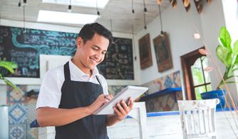 Dueño de negocio utilizando tablet para gestión digital