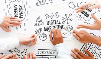 Manos colaborando sobre esquemas de marketing digital