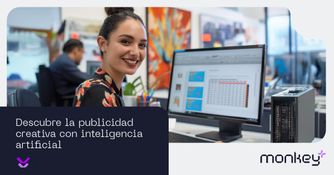 Mujer sonriente trabajando en diseño publicitario frente a computadora