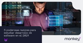 Hombre programando con código HTML proyectado en la pantalla
