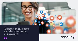 Mujer sonriente mirando su celular rodeada de íconos de reacciones en redes sociales