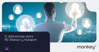 Ejecutivo interactuando con red digital de clientes