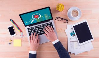 Análisis SEO en computadora portátil