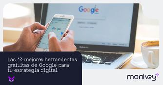Persona usando Google en laptop y smartphone