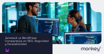 Ilustración de mono digital de Monkey Plus sosteniendo tablet frente a fondo morado