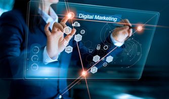 Ejecutiva usando pantalla digital interactiva con íconos de marketing