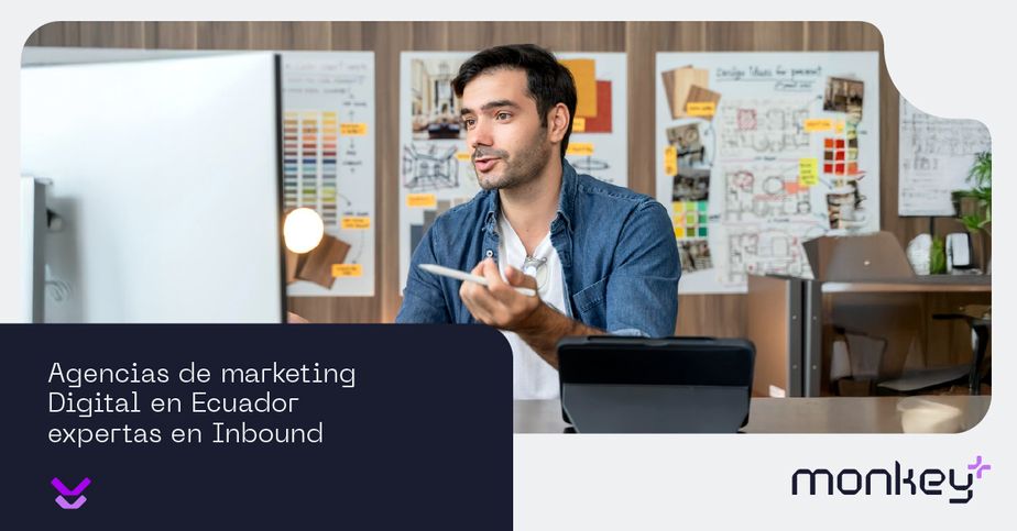 Ejecutivo presentando estrategia de marketing digital en oficina creativa