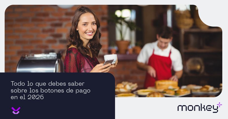 Mujer sonriendo en una cafetería usando su celular para pagos