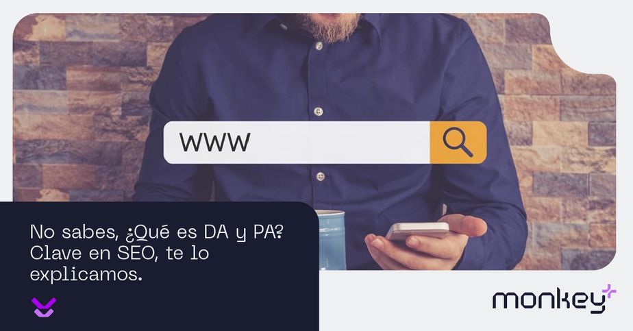 Hombre sosteniendo celular y taza frente a barra de búsqueda web