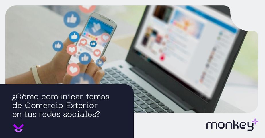 Persona usando celular y laptop con iconos de redes sociales emergiendo en la pantalla