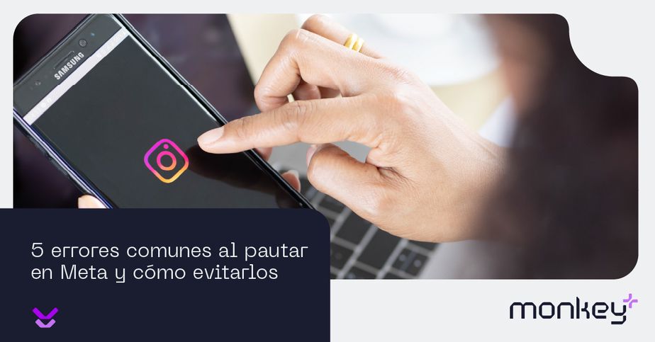 Persona usando aplicación de Instagram en un teléfono móvil sobre un teclado de laptop