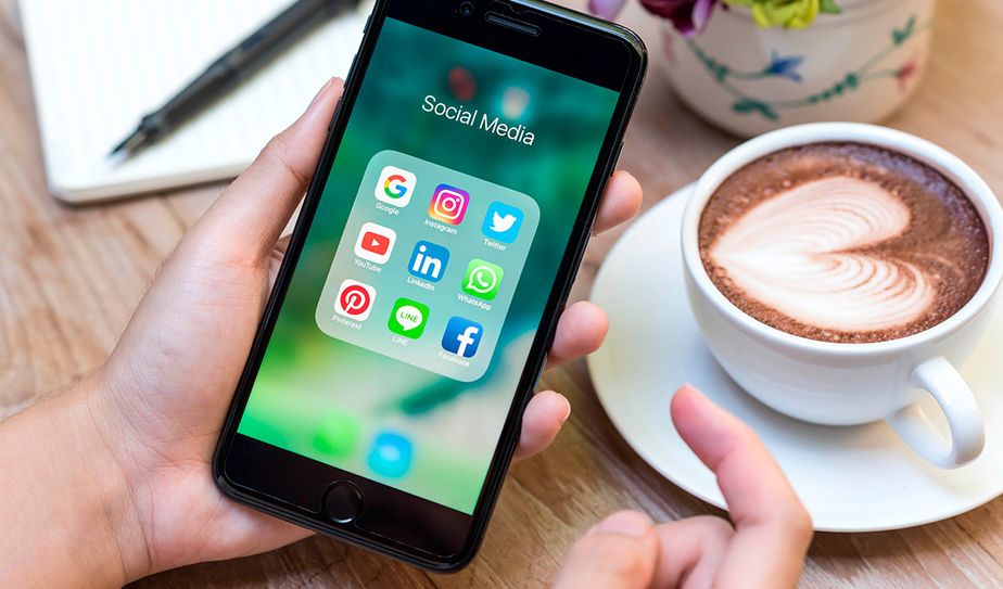 Teléfono con aplicaciones de redes sociales abiertas