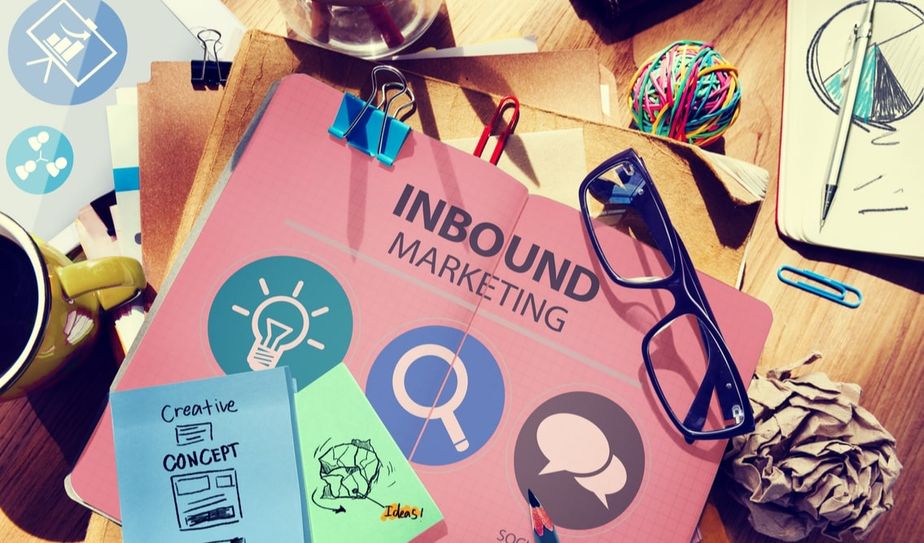 Carpeta con ilustraciones y notas sobre inbound marketing en una mesa