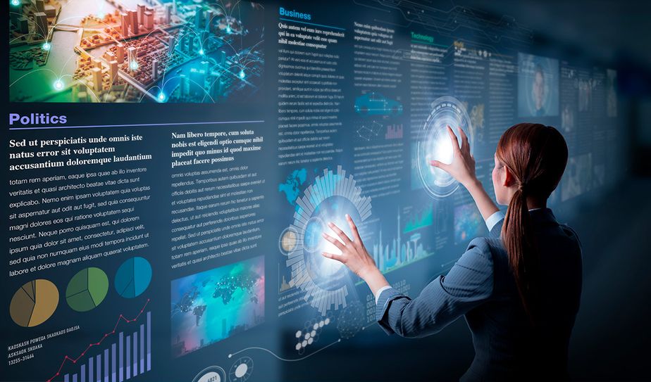 Ejecutiva interactuando con panel de información digital