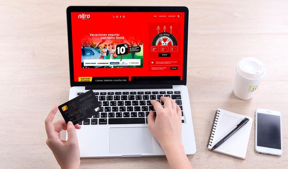 Persona diseñando estructura de una página web con post-its y dibujos en pizarra